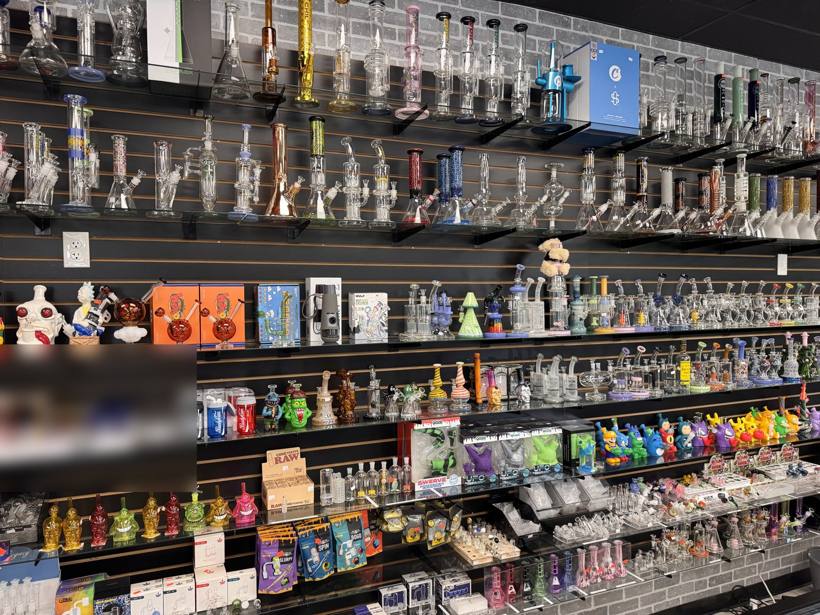Glass water pipe wall with novelty pieces